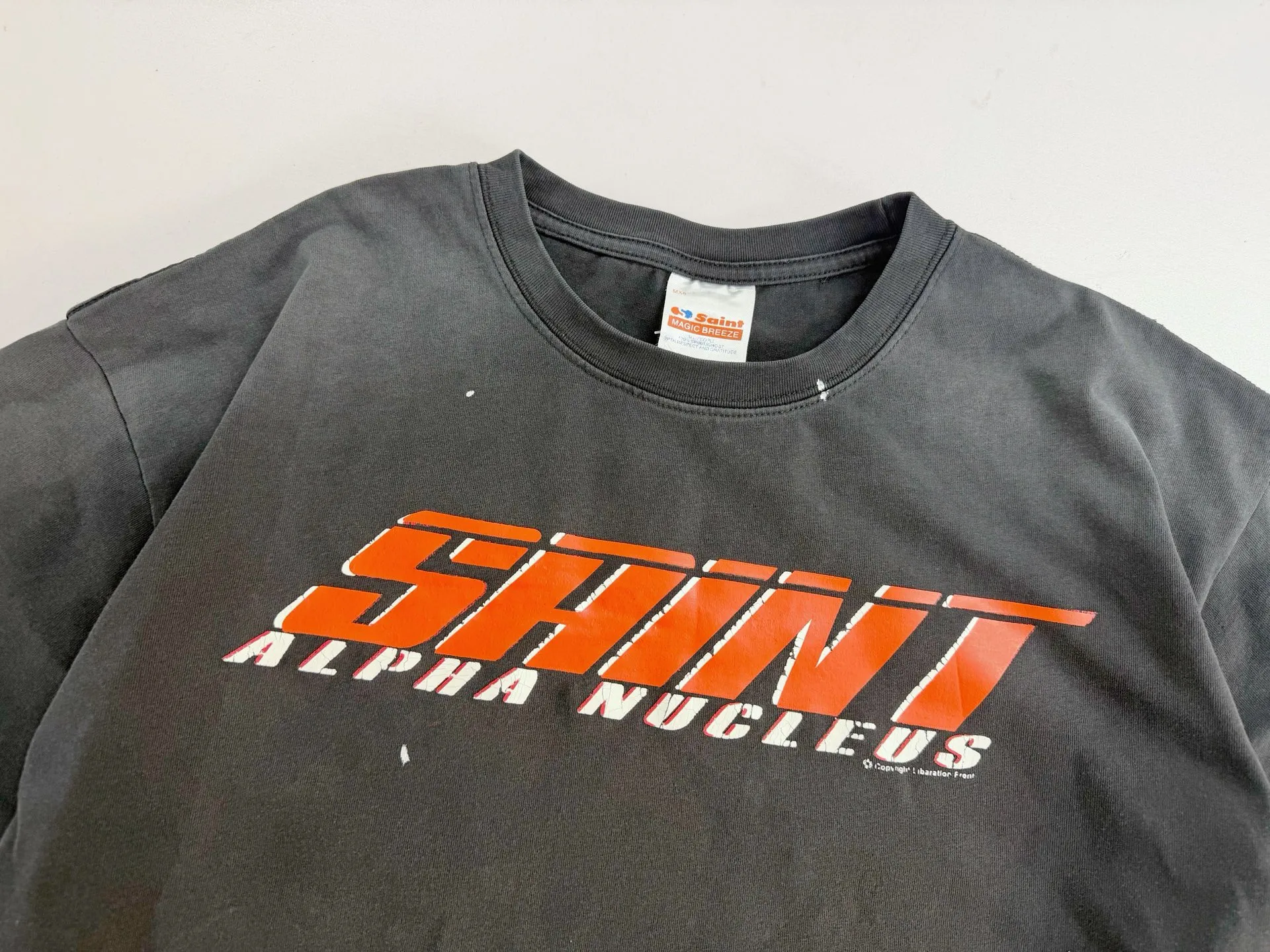 ❥8035 P130 Saint Mxxxxxx New model uses double yarn cotton batik fabric 290 grams, comfortable and breathable to wear. Full of street feel, loose fit. Craftsmanship: crack printing + graffiti + spray coding, batik and wash. Size: (S-M-L-XL) Color: Washed Black